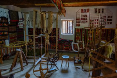 Suceava, Romanya, 17 Ağustos 2023: Romanya 'nın Suceava kentindeki Bucovina Village Museum' da tarihi evlerin içi