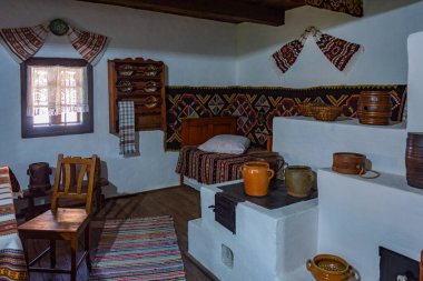 Suceava, Romanya, 17 Ağustos 2023: Romanya 'nın Suceava kentindeki Bucovina Village Museum' da tarihi evlerin içi