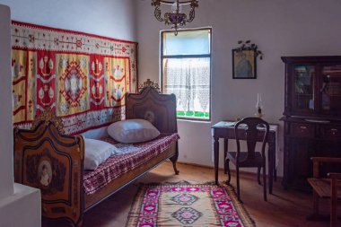 Suceava, Romanya, 17 Ağustos 2023: Romanya 'nın Suceava kentindeki Bucovina Village Museum' da tarihi evlerin içi