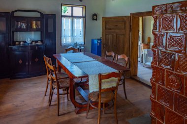 Suceava, Romanya, 17 Ağustos 2023: Romanya 'nın Suceava kentindeki Bucovina Village Museum' da tarihi evlerin içi