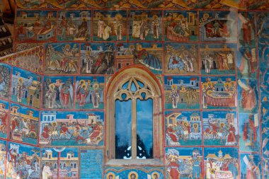Voronet, Romanya, 17 Ağustos 2023: Romanya 'daki Voronet manastırındaki Fresklerin Detayları