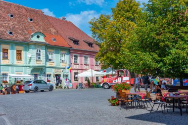 Sighisoara, Romanya, 18 Ağustos 2023: Romanya 'nın Sighisoara kentindeki eski kasaba meydanında güneşli bir gün