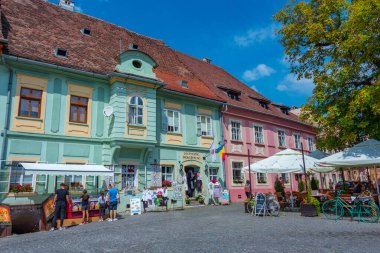 Sighisoara, Romanya, 18 Ağustos 2023: Romanya 'nın Sighisoara kentindeki eski kasaba meydanında güneşli bir gün