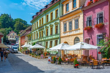 Sighisoara, Romanya, 18 Ağustos 2023: Romanya 'nın Sighisoara kentindeki eski kasaba meydanında güneşli bir gün
