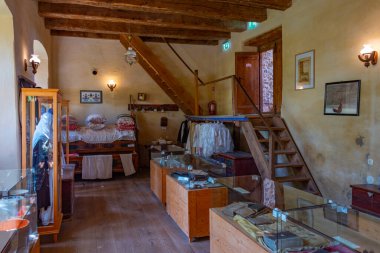 Viscri, Romanya, 18 Ağustos 2023: Romanya 'nın Viscri köyündeki güçlendirilmiş kilise