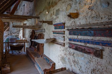 Viscri, Romanya, 18 Ağustos 2023: Romanya 'nın Viscri köyündeki güçlendirilmiş kilise