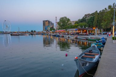 Köstence, Romanya, 19 Ağustos 2023: Romanya 'nın Köstence kentindeki marinada gün batımı