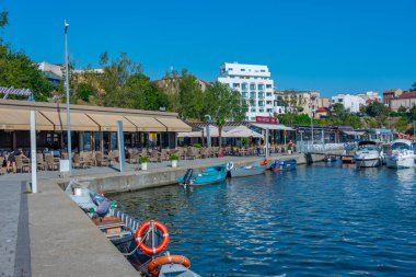 Köstence, Romanya, 20 Ağustos 2023: Romanya 'nın Köstence kentindeki marinada güneşli bir gün