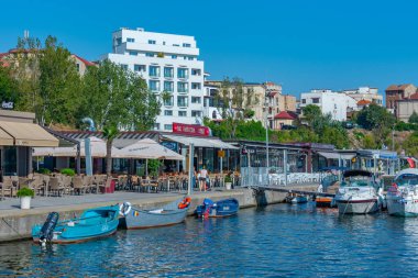 Köstence, Romanya, 20 Ağustos 2023: Romanya 'nın Köstence kentindeki marinada güneşli bir gün