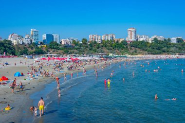 Köstence, Romanya, 20 Ağustos 2023: Romanya 'nın Köstence kentinde Playa Aloha' da yaz günü