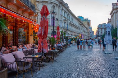 Bükreş, Romanya, 20 Ağustos 2023: Romanya 'nın eski Bükreş kentinde insanlar gece hayatının tadını çıkarıyor