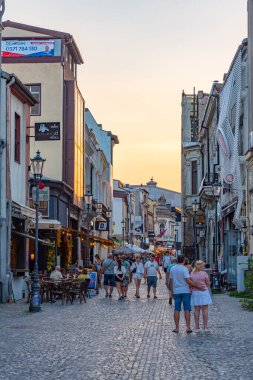 Bükreş, Romanya, 20 Ağustos 2023: Romanya 'nın eski Bükreş kentinde insanlar gece hayatının tadını çıkarıyor