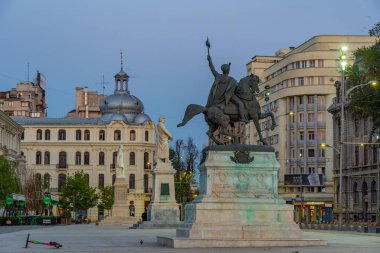 Bükreş, Romanya, 21 Ağustos 2023: Romanya 'nın Bükreş kentindeki üniversite meydanında gün doğumu