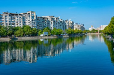 Bükreş, Romanya, 21 Ağustos 2023: Bükreş, Romanya 'da Dambrovitsa nehrinin arkasındaki konutlar