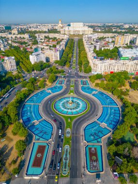 Bükreş, Romanya, 21 Ağustos 2023: Bükreş 'teki Romen parlamentosuna giden Bulevardul Unirii bulvarının havadan görünüşü