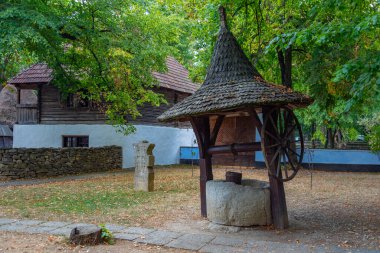 Bükreş, Romanya, 21 Ağustos 2023: Romanya 'nın başkenti Bükreş' teki Dimitrie Gusti Ulusal Köy Müzesi 'nde bir evin içi
