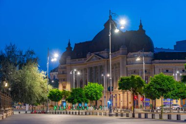 Bükreş, Romanya, 21 Ağustos 2023: Romanya 'nın Bükreş kentindeki George Enescu Meydanı' nın gündoğumu