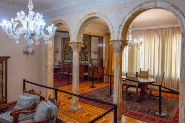 Bükreş, Romanya, 22 Ağustos 2023: Romanya 'nın Bükreş kentindeki Çavuşesku Evi' nin dekore edilmiş odaları