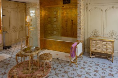 Bükreş, Romanya, 22 Ağustos 2023: Romanya 'nın Bükreş kentinde Çavuşesku Evi' nin hamamı