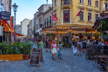 Bükreş, Romanya, 22 Ağustos 2023: Romanya 'nın eski Bükreş kentinde insanlar gece hayatının tadını çıkarıyor