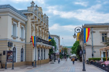 Iasi, Romanya, 23 Ağustos 2023: Romanya 'nın Iasi kentinde ticari bir caddede yaz günü