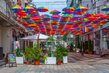 Iasi, Romanya, 23 Ağustos 2023: Romanya 'nın Iasi kentinde ticari bir caddede yaz günü