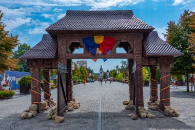 Iasi, Romanya, 23 Ağustos 2023: Romanya 'nın Iasi kentindeki Bulevardul Stefan cel Mare si Sfant' ın ahşap kapısı