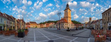 Brasov, Romanya, 15 Ağustos 2023: Romanya 'nın Brasov kentindeki Konsey Meydanı' nda gün doğumu