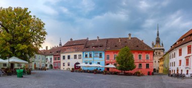 Sighisoara, Romanya, 16 Ağustos 2023: Romanya 'nın Sighisoara kentindeki eski kasaba meydanında gün batımı