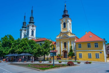 Sremski Karlovci, Sırbistan, 23 Temmuz 2023: St. Nicholas Katedrali ve Sırbistan 'ın Sremski Karlovci kentindeki kutsal üçleme kilisesi