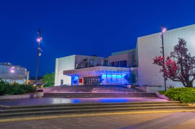 Novi Sad, Sırbistan, 23 Temmuz 2023: Sırp kenti Novi Sad 'daki ulusal tiyatroya gece bakışı