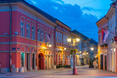 Novi Sad, Sırbistan, 24 Temmuz 2023: Sırp kenti Novi Sad 'ın merkezinde bir caddenin gece manzarası