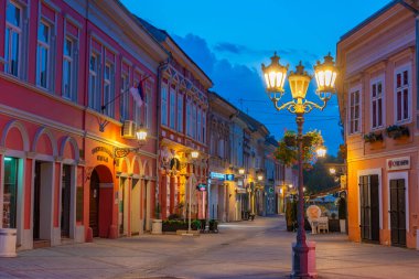 Novi Sad, Sırbistan, 24 Temmuz 2023: Sırp kenti Novi Sad 'ın merkezinde bir caddenin gece manzarası