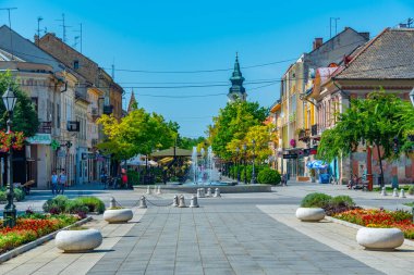 Sombor, Sırbistan, 24 Temmuz 2023: Sırbistan 'ın Sombor kasabasının merkezinde sokak