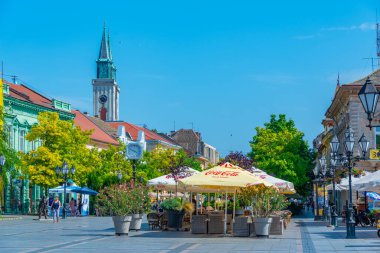 Sombor, Sırbistan, 24 Temmuz 2023: Sırbistan 'ın Sombor kasabasının merkezinde sokak