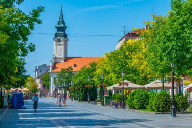 Sombor, Sırbistan, 24 Temmuz 2023: Sırbistan 'ın Sombor kasabasının merkezinde sokak