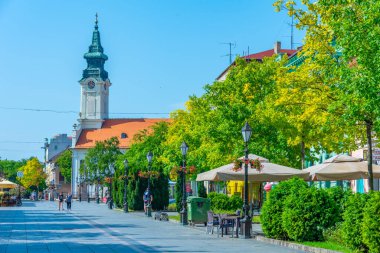 Sombor, Sırbistan, 24 Temmuz 2023: Sırbistan 'ın Sombor kasabasının merkezinde sokak