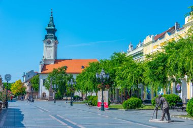 Sombor, Sırbistan, 24 Temmuz 2023: Sırbistan 'ın Sombor kasabasının merkezinde sokak