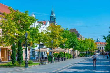 Sombor, Sırbistan, 24 Temmuz 2023: Sırbistan 'ın Sombor kasabasının merkezinde sokak