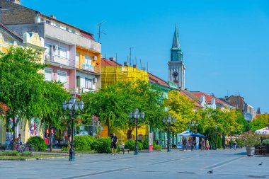 Sombor, Sırbistan, 24 Temmuz 2023: Sırbistan 'ın Sombor kasabasının merkezinde sokak