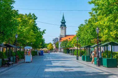 Sombor, Sırbistan, 24 Temmuz 2023: Sırbistan 'ın Sombor kasabasının merkezinde sokak