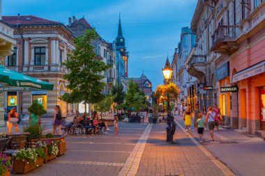 Subotica, Sırbistan, 24 Temmuz 2023: Sırp kenti Subotica 'nın merkezinde gün batımı manzarası