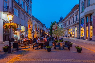 Subotica, Sırbistan, 24 Temmuz 2023: Sırp kenti Subotica 'nın merkezinde gün batımı manzarası