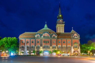 Subotica, Sırbistan, 25 Temmuz 2023: Sırbistan 'ın Subotica kentindeki Art Nouveau belediye binasının günbatımı