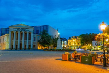 Subotica, Sırbistan, 25 Temmuz 2023: Sırp kenti Subotica 'da Cumhuriyet meydanının gün batımı manzarası