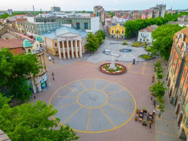 Subotica, Sırbistan, 25 Temmuz 2023: Sırp kenti Subotica 'da Cumhuriyet meydanının gün batımı manzarası