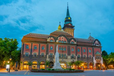 Subotica, Sırbistan, 25 Temmuz 2023: Sırbistan 'ın Subotica kentindeki Art Nouveau belediye binasının günbatımı