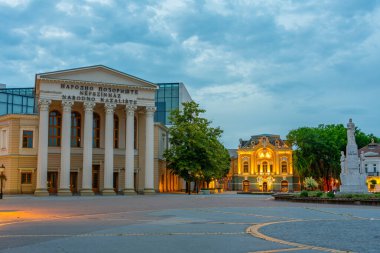 Subotica, Sırbistan, 25 Temmuz 2023: Sırp kenti Subotica 'da Cumhuriyet meydanının gün batımı manzarası
