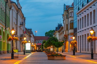 Subotica, Sırbistan, 25 Temmuz 2023: Sırp kenti Subotica 'nın merkezinde gün batımı manzarası