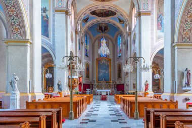 Zrenjanin, Sırbistan, 25 Temmuz 2023: Sırbistan 'ın Zrenjanin kentindeki İvan Nepomuk Katedrali' nin İçi